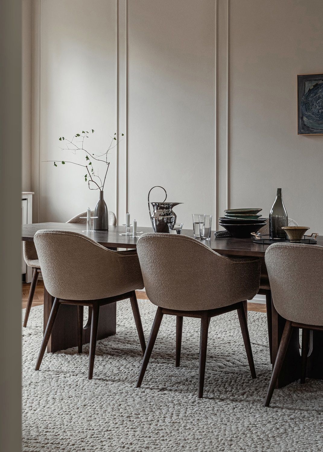 Audo Copenhagen Harbour Dining Chair Stuhl am Esstisch mit Geschirr und Dekoration.