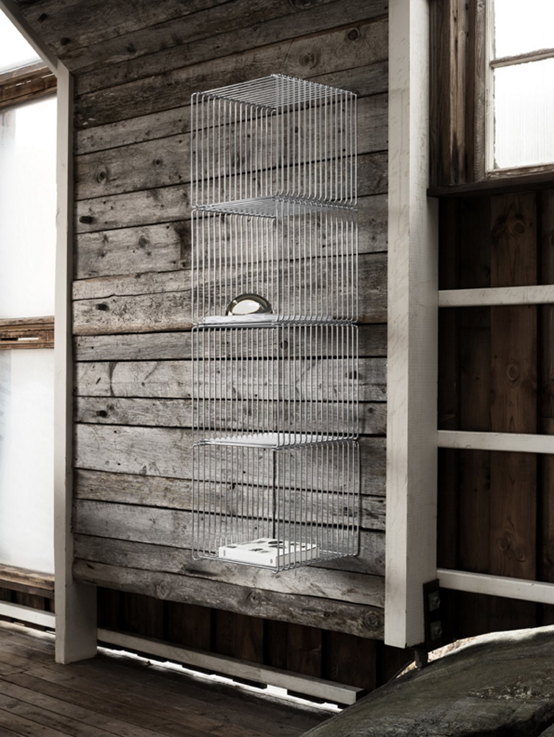 Montana Wire Cube Drahtregal QUICK SHIP, silbernes Metallregal mit drei Fächern an Holzwand.