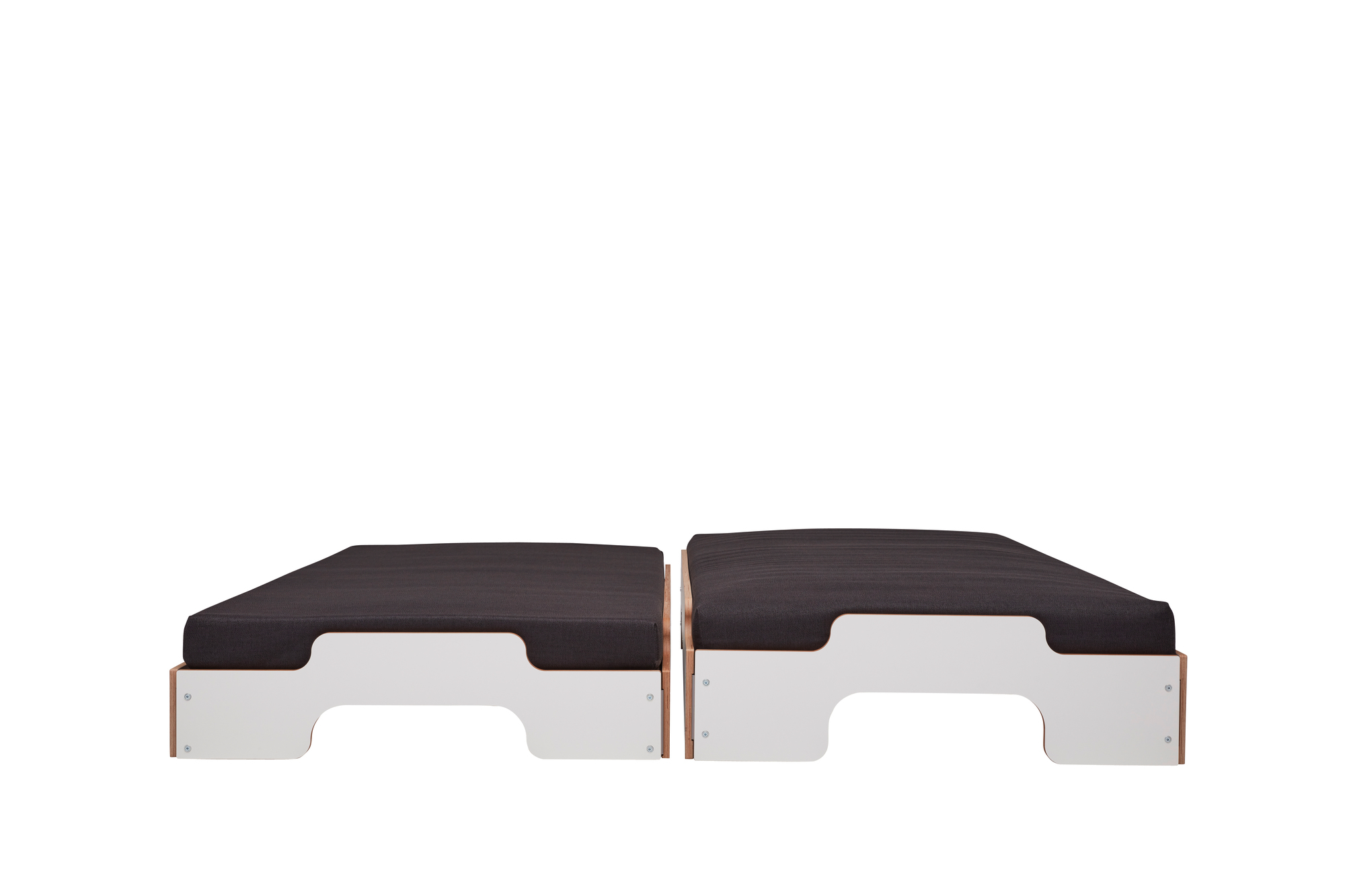Weiße Stapelliege von Müller Möbelwerkstätten, 200x80 cm, mit grauer Matratze, ideal für Kinderzimmer.