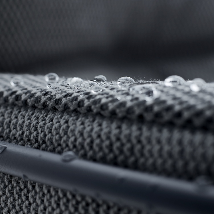 Detailaufnahme des wasserabweisenden Stoffes vom Leyasol Lounge Chair Outdoor Stuhl der Freifrau Manufaktur.