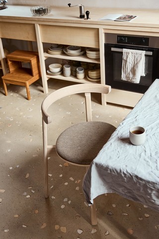 Lunar-stoel in eikenhout met zitkussen van Form & Refine
