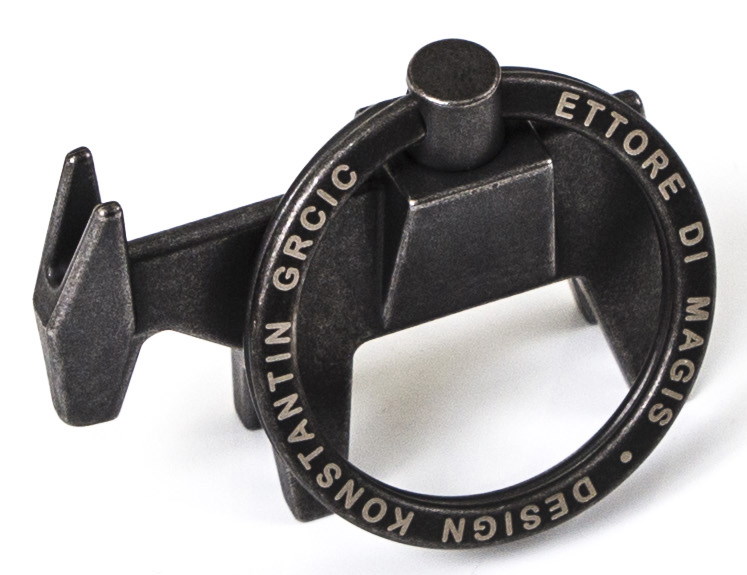 Ettore Schlüsselanhänger von Magis, ein einzigartiges Designobjekt aus Metall, Nahaufnahme auf weißem Hintergrund.