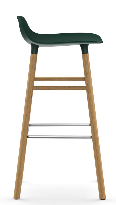 Normann Copenhagen Form Barhocker H75 cm aus Holz, grüner Sitzschale und Fußstütze aus Metall.