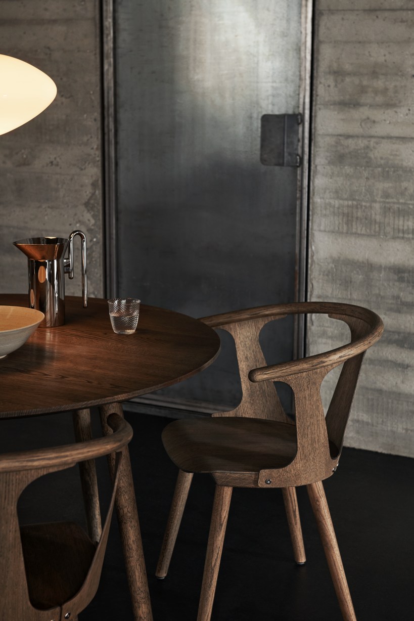Mist AP15 Pendelleuchte über Esstisch mit Holzstühlen und Karaffe. AndTradition Designleuchte für Wohnraum.