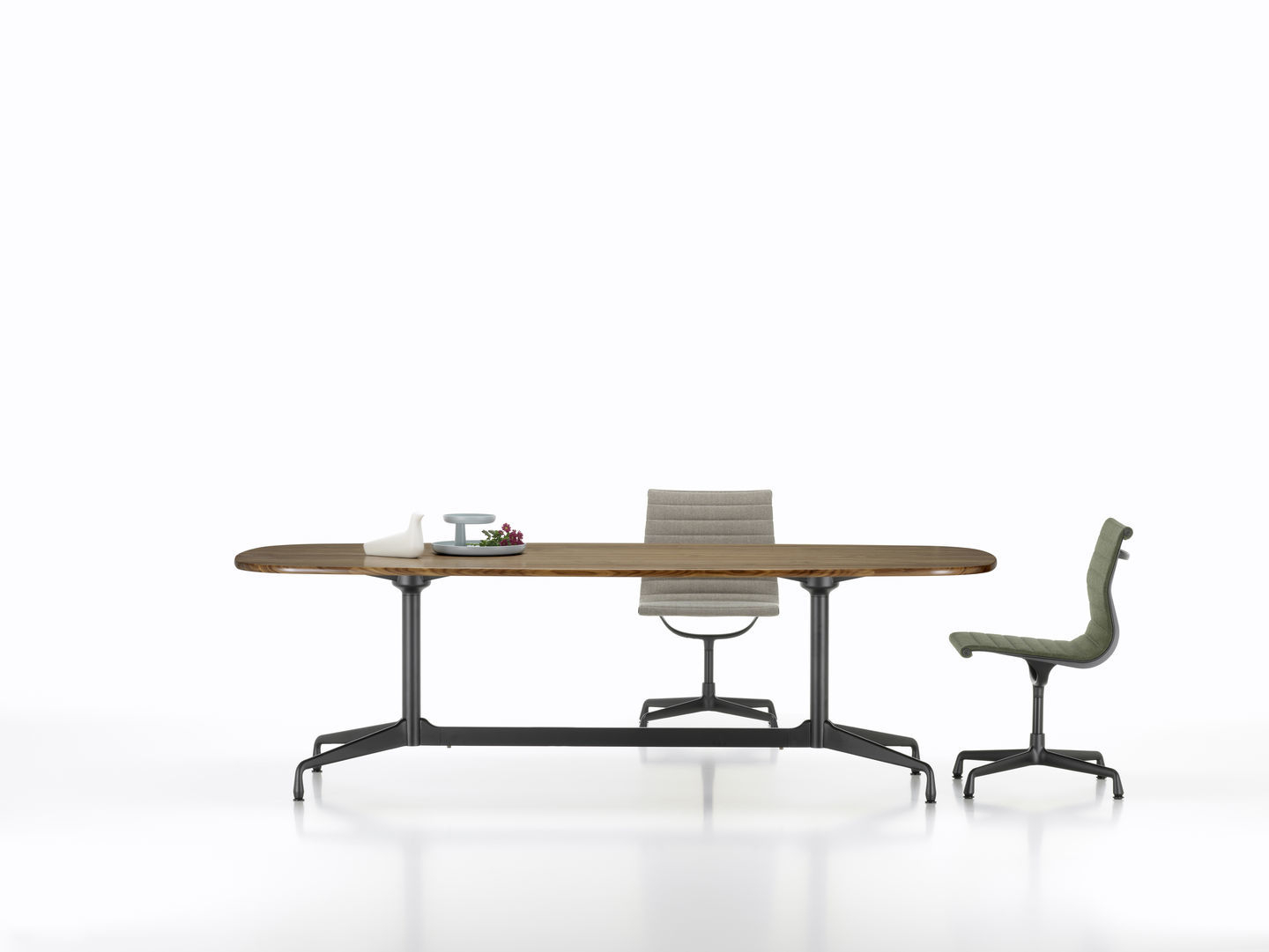 Eames Segmented Table Esstisch in Bootsform mit Holzplatte und zwei Bürostühlen von Vitra.