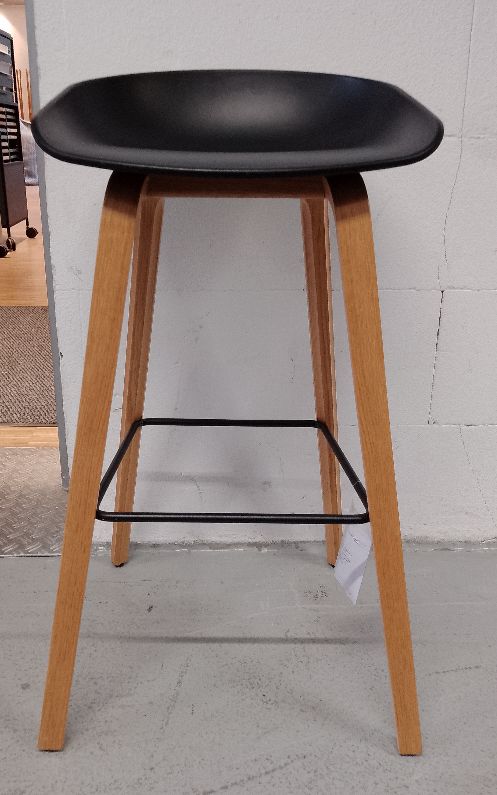 About a Stool AAS32 Barhocker von Hay mit schwarzer Sitzfläche und Holzbeinen, Fußstütze.