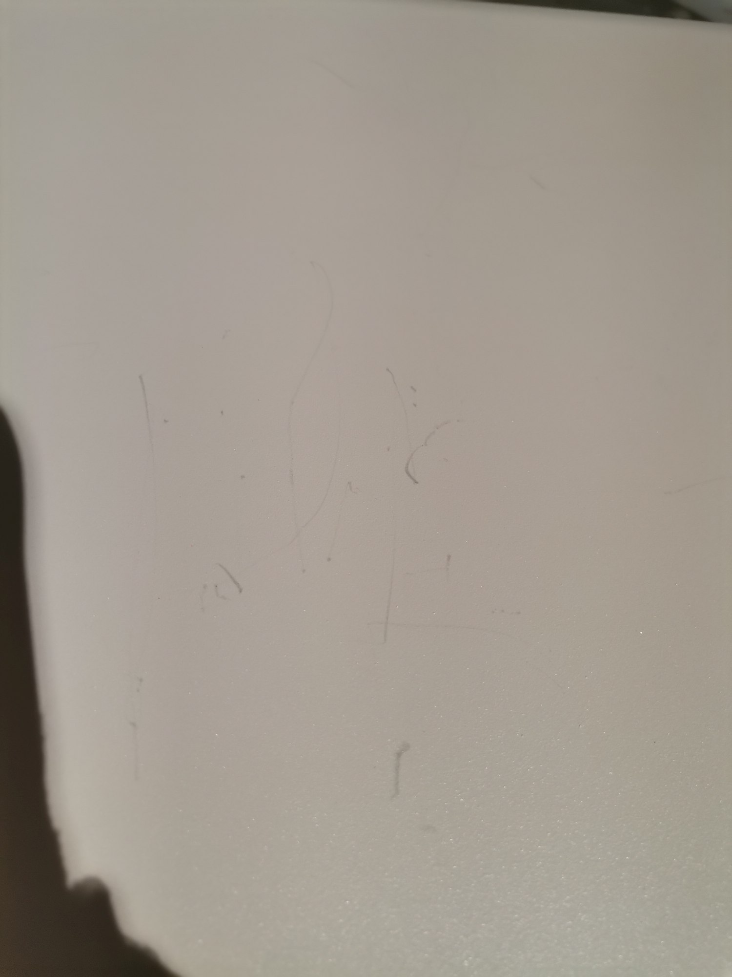 Detailaufnahme von Kratzern auf einem Bellevie Stuhl in Muskat, ein Outdoor-Möbel Mängelexemplar von Fermob.