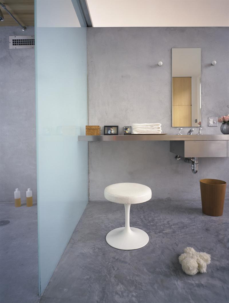 Weißer Tulip Stool Hocker von Knoll International im modernen Badezimmer mit Betonboden und Waschtisch.