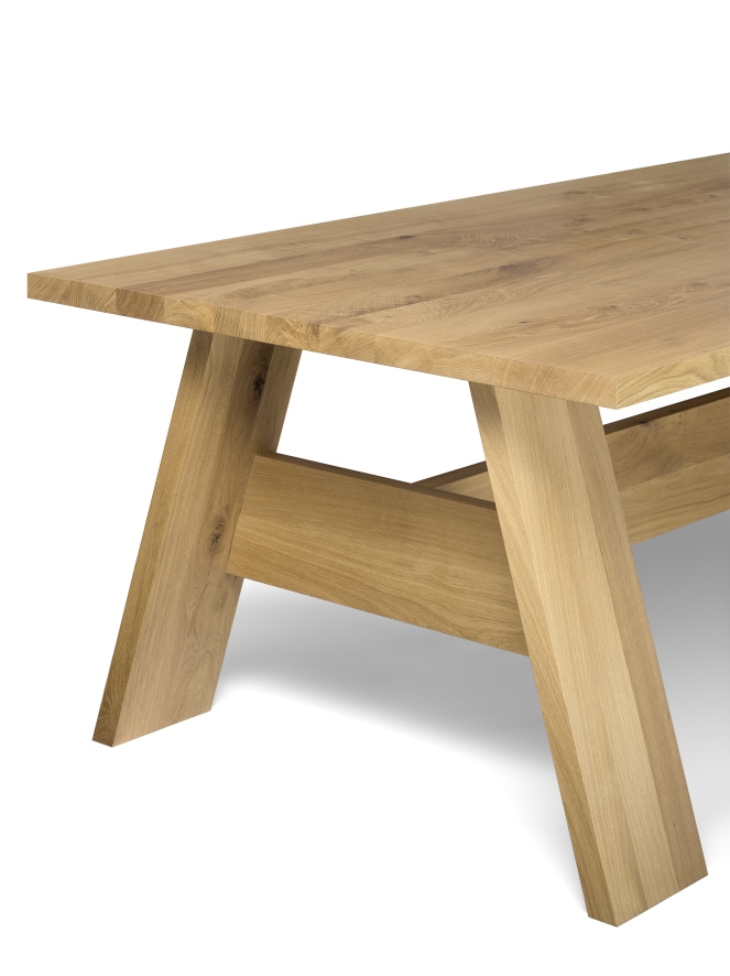 Detailansicht des Fayland Tisches von e15, geöltes Eichenholz, modernes Design für Esszimmer und Wohnbereich.
