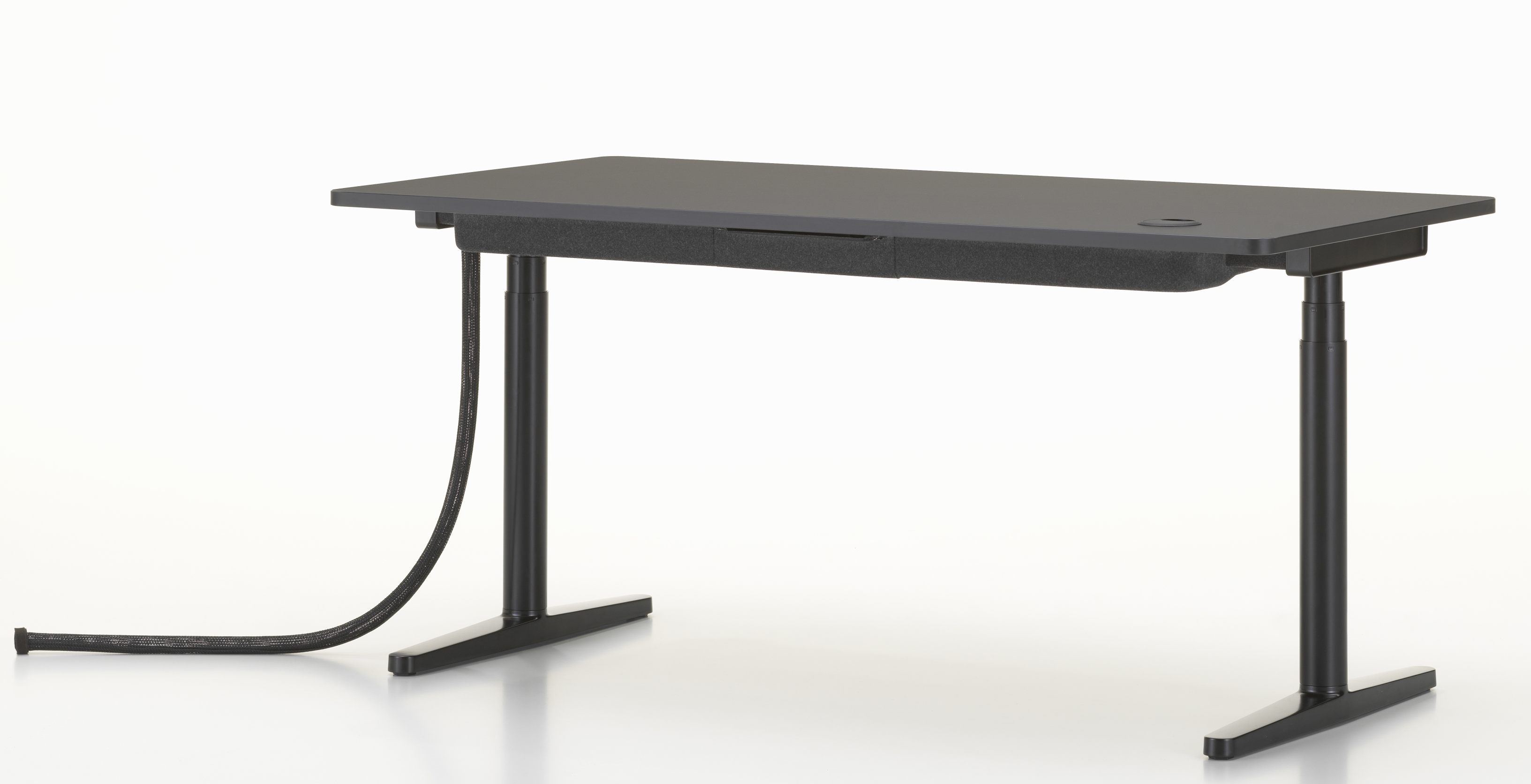 Vitra Tyde Steh-Sitz-Tisch 180 cm, schwarzer Bürotisch mit Kabelkanal und höhenverstellbarem Gestell.