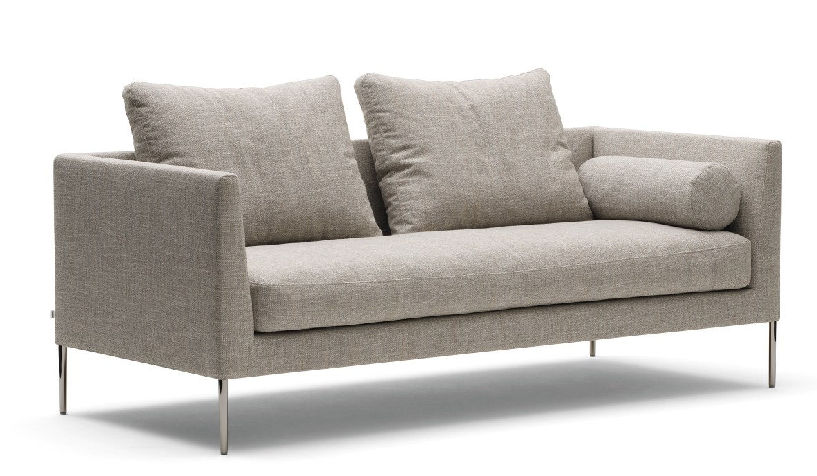 Helles Pilotis Sofa von Cor ohne Rückenkissen mit zwei Kissen und einer Nackenrolle.