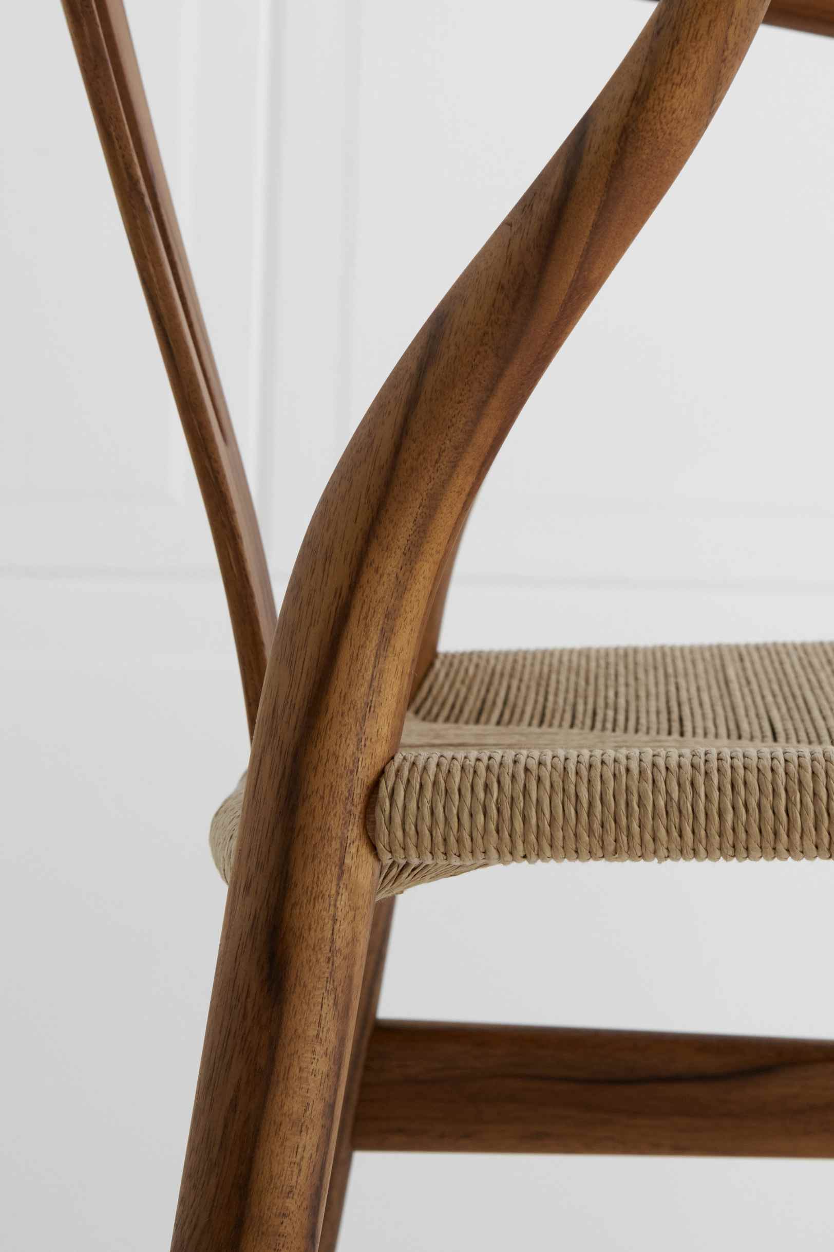 Detailaufnahme des CH24 Wishbone Chair Stuhls von Carl Hansen & Søn aus Teakholz mit Papierkordel-Sitz.