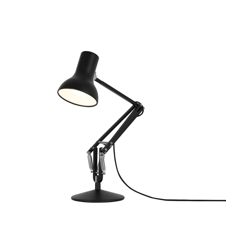 Schwarze Anglepoise Type 75 Mini Tischleuchte mit verstellbarem Arm und Lichtkegel auf weißem Hintergrund.