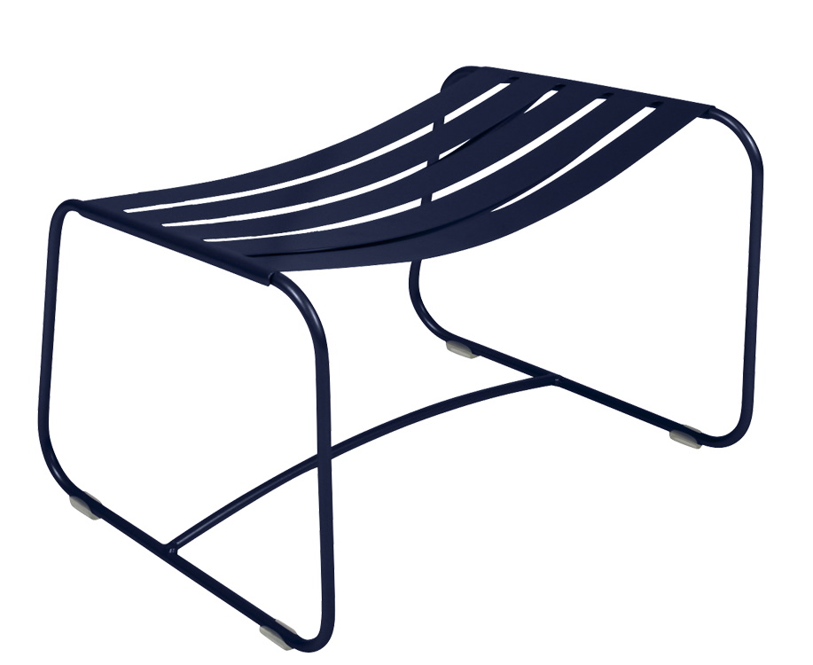 Blauer Surprising Fußhocker von Fermob für den Außenbereich, modernes Design mit Stahlstreben und abgerundetem Gestell.