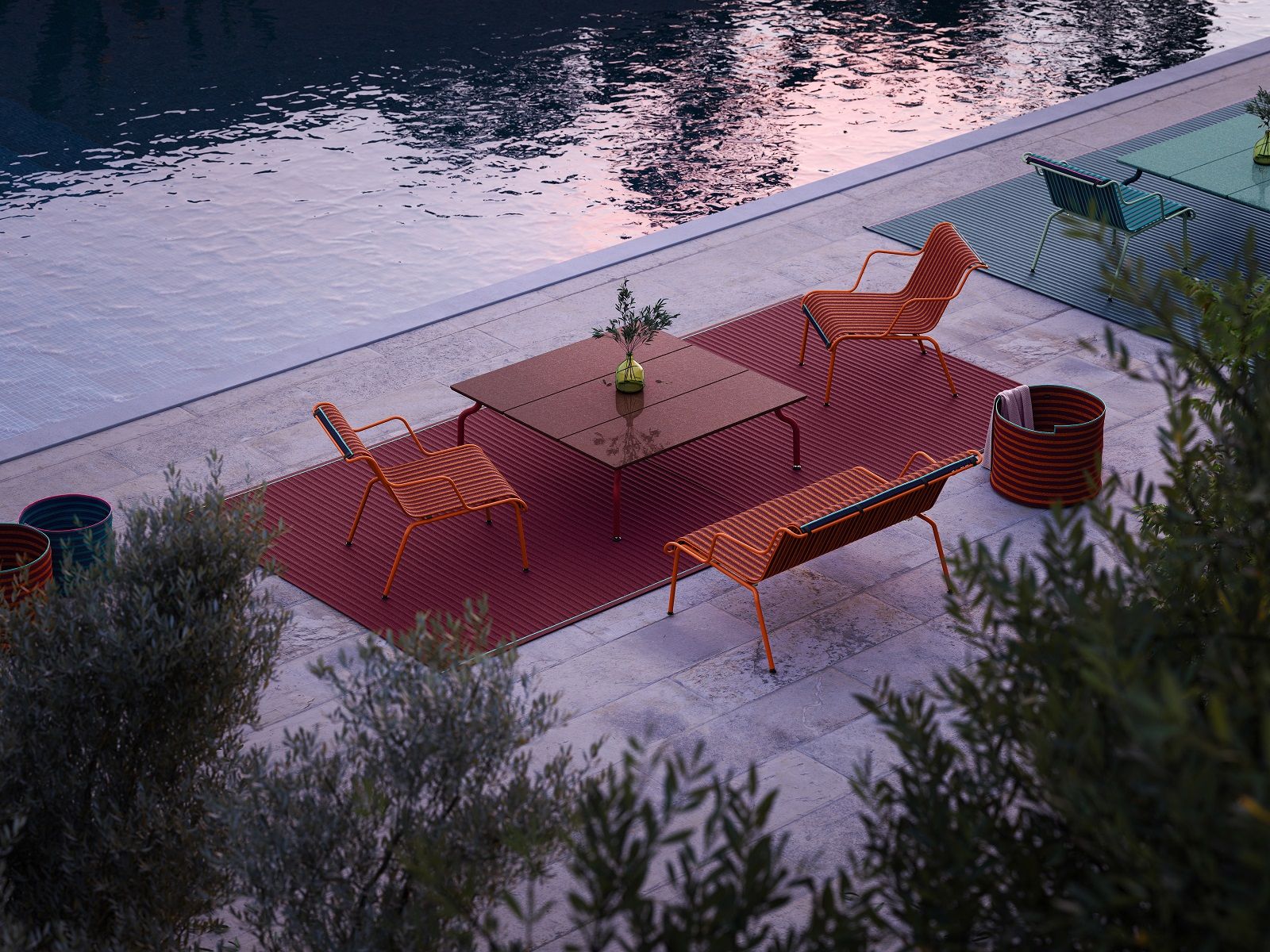 South Outdoor Lounge Armchair Sessel Magis in Orange am Pool, mit Tisch und Bank.