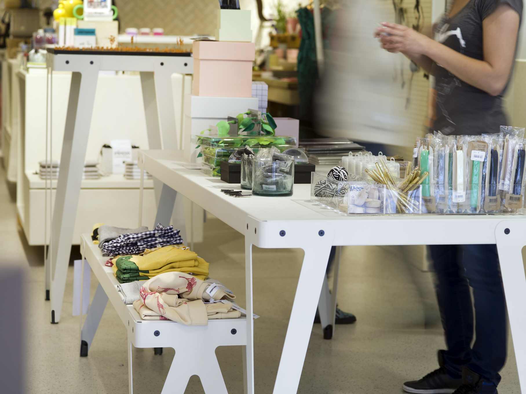 Weißer Lloyd Indoor Table Tisch mit Waren in einem Geschäft, funktionales Design.