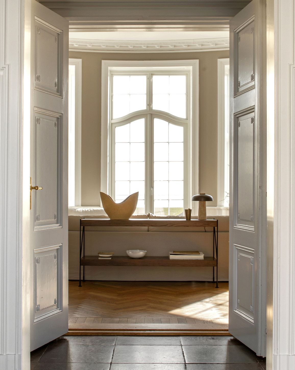Zet Storage System Regal von Audo Copenhagen, Holzregal mit zwei Ablagen im Flur.