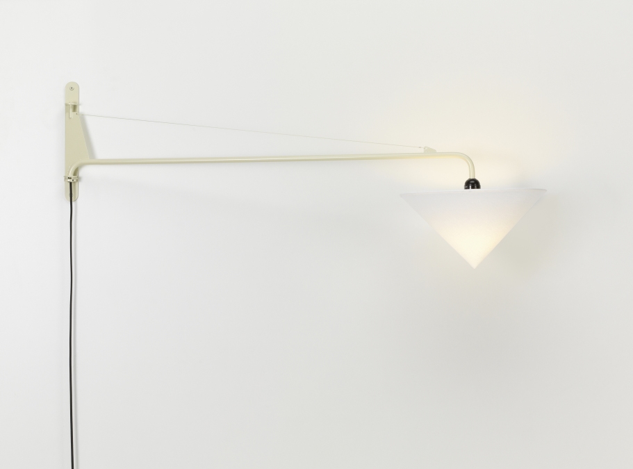 Vitra Potence Wandleuchte mit Abat-Jour Conique Lampenschirm aus weißem Stoff, modernes Design für Wohnzimmer.