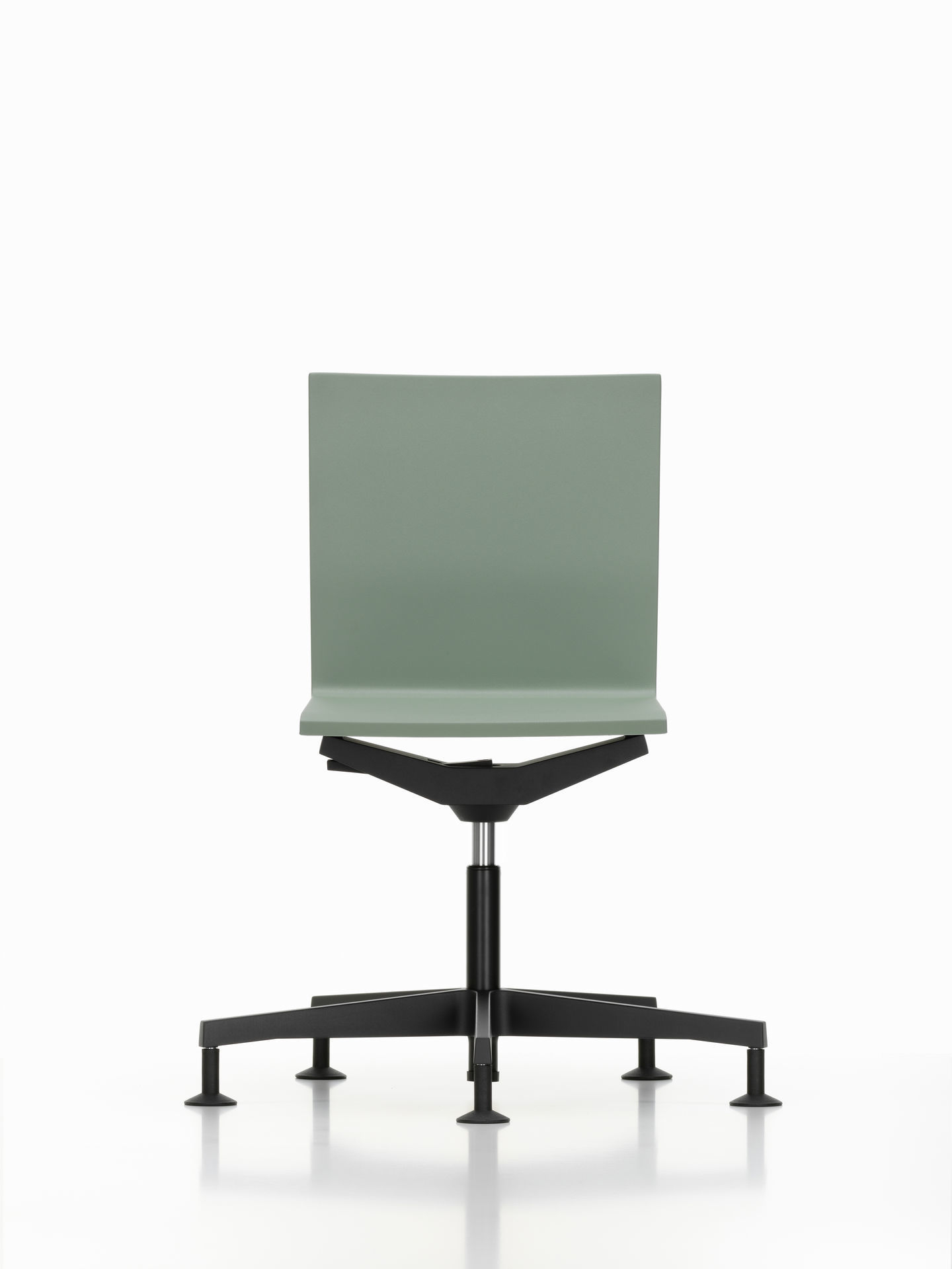 Vitra .04 Bürostuhl in Grün, ohne Armlehnen, mit schwarzem Fußkreuz. Ergonomischer Drehstuhl.