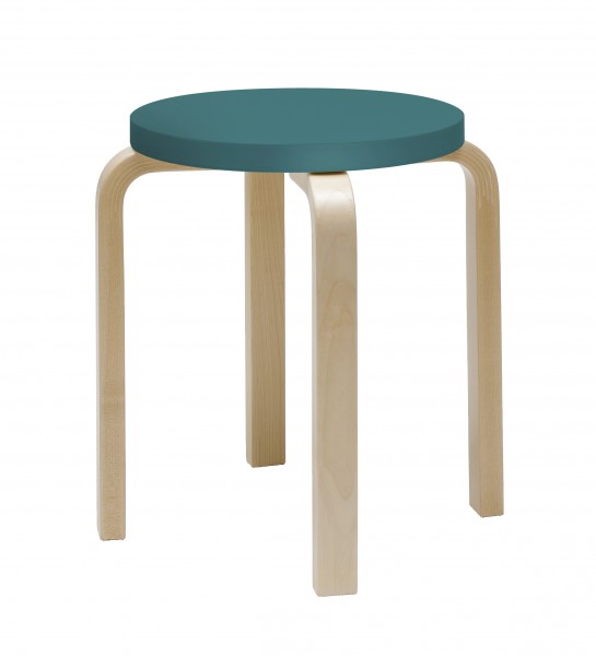 Artek E60 Hocker mit drei Beinen und runder, petrolfarbener Sitzfläche aus Holz.