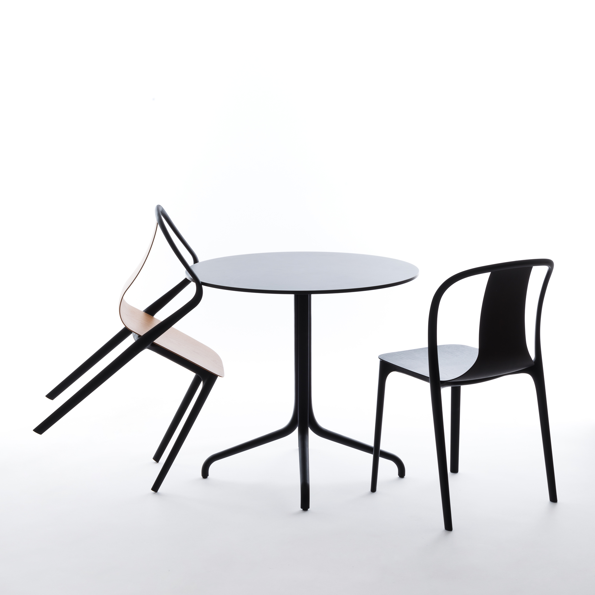Belleville Chair Plastic Stuhl von Vitra mit Tisch, moderner Esszimmerstuhl aus Kunststoff in Schwarz und Holz.