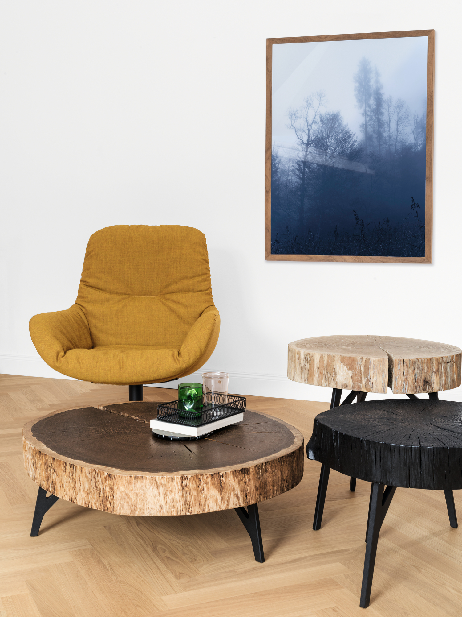 Stomp Beistelltisch H40 roh Janua aus Baumscheibe mit schwarzen Metallbeinen im Wohnzimmer.