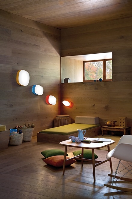 Raumansicht mit Guijarro Wandleuchten von LZF Lamps in verschiedenen Farben als indirekte Beleuchtung.