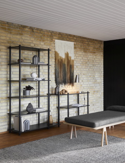 Detailaufnahme: Rombo Teppich in Weiß und Mossgrün (170x240 cm) im modernen Wohnzimmer. Designteppich für stilvolles Wohnen.