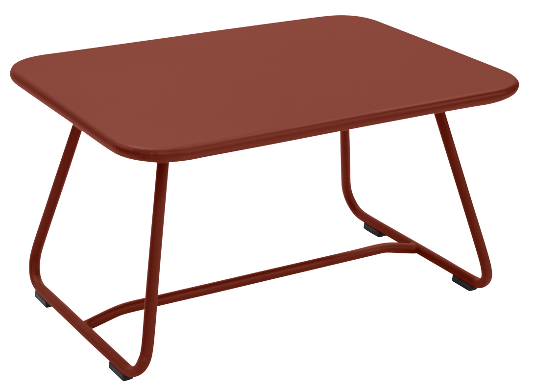 Roter Sixties Outdoor Tisch von Fermob, moderner niedriger Gartentisch aus Metall für Terrasse und Balkon.