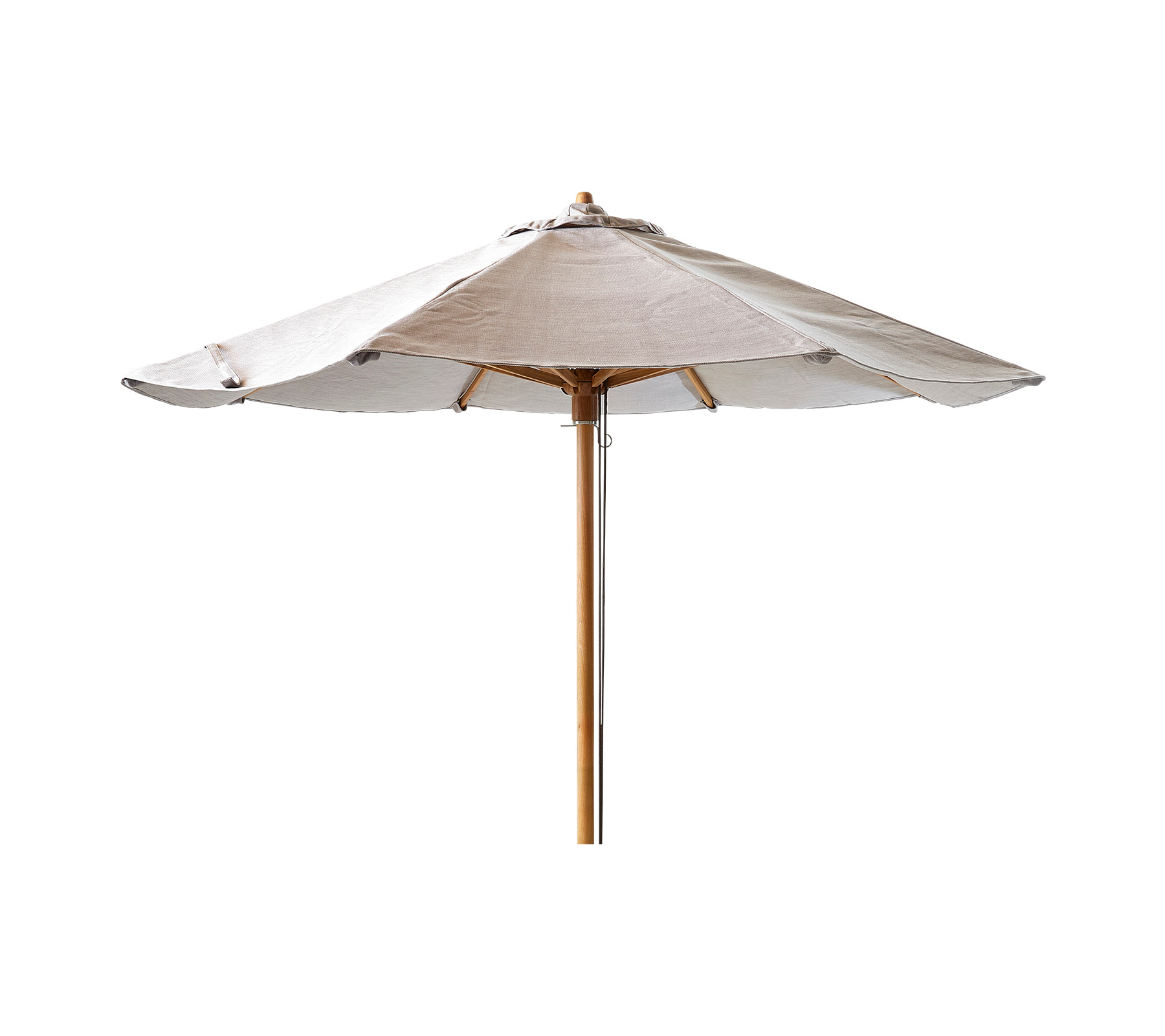 Classic Parasol Sonnenschirm von Cane-Line: Freistehender, runder Sonnenschirm mit Holzständer und hellem Stoffbezug.