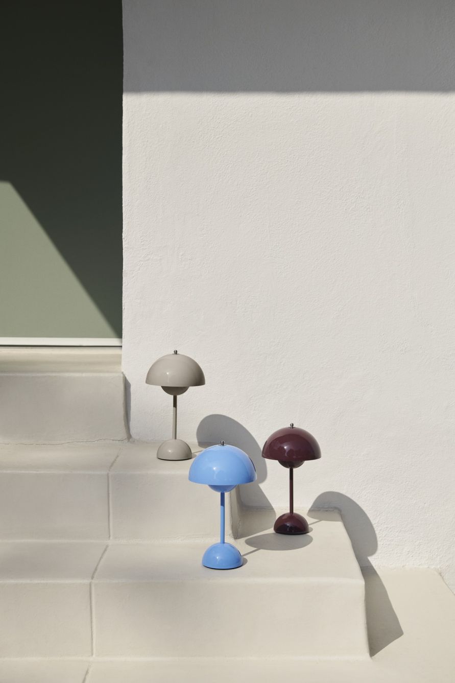 Flowerpot VP9 Akkuleuchten in Dunkle Pflaume, Blau und Grau als tragbare Tischlampen.