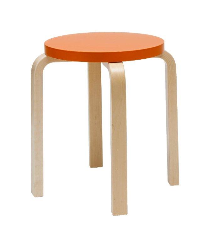 Artek Hocker E60 mit orangefarbener Sitzfläche und hellem Holzgestell, ein klassischer Designhocker.