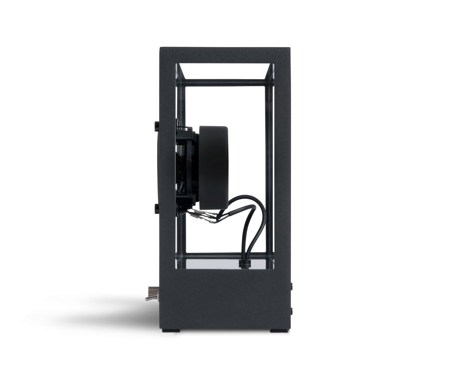 Seitenansicht des kleinen transparenten Lautsprechers mit Glasgehäuse und sichtbarer Technik. Hi-Fi Audio für Designliebhaber.