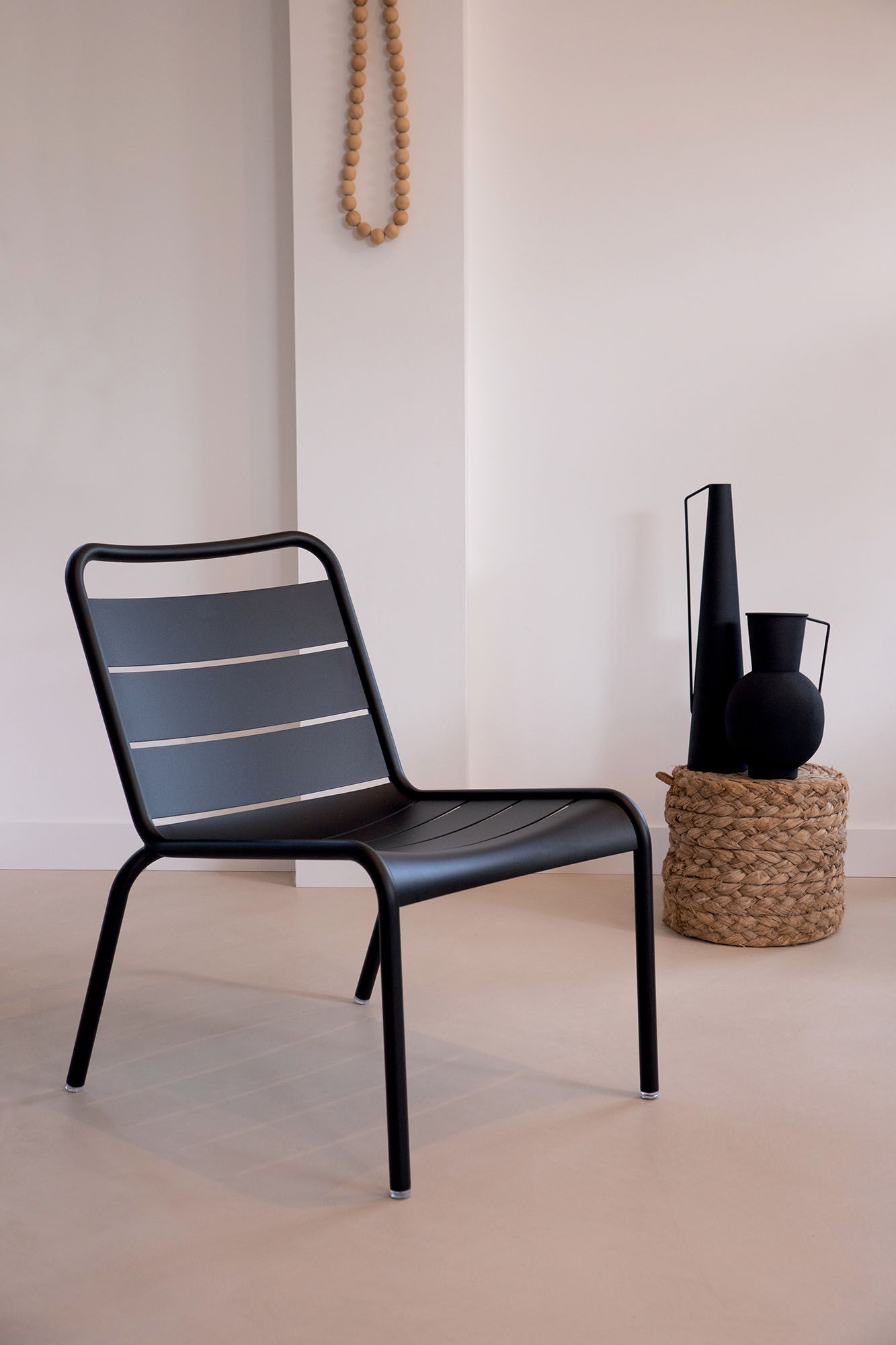 Schwarzer Luxembourg Lounge Stuhl von Fermob für den Außenbereich, mit Lattenmuster und minimalistischem Design.