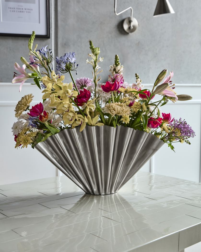 House Doctor Vase HDFlood mit Blumenarrangement, breite Form, gebürstetes Silber-Finish, dekorative Wohnaccessoires.