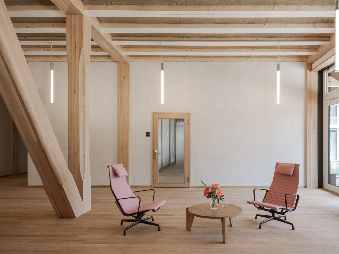 Zwei Aluminium Chair EA 125 Sessel von Vitra in einem hellen, modernen Raum mit Holzboden.