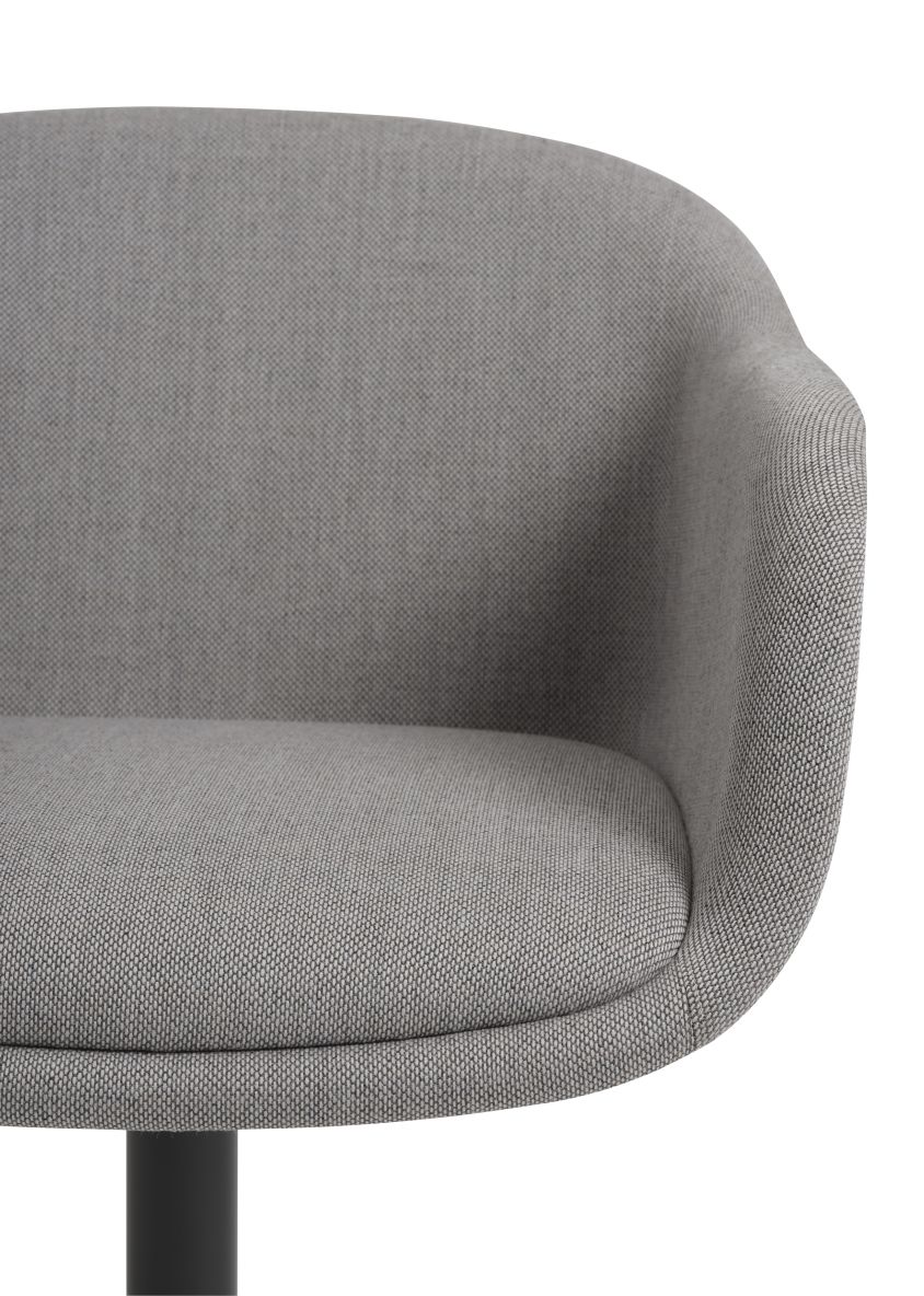 Detailaufnahme vom grauen Muuto Fiber Konferenzstuhl mit Drehfuß und Stoffpolsterung.