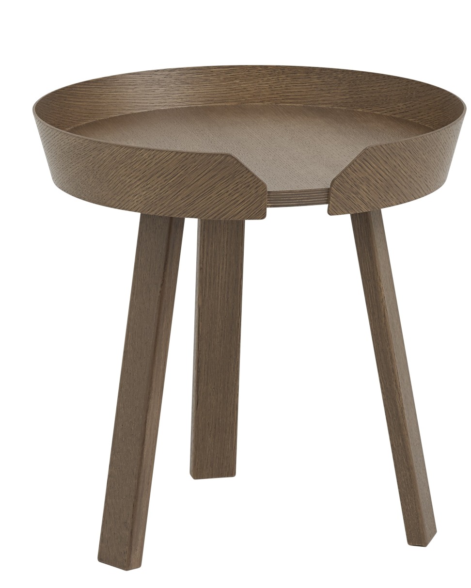 Muuto Around Coffee Table Small Beistelltisch aus Holz, runde Tischplatte mit drei Beinen.