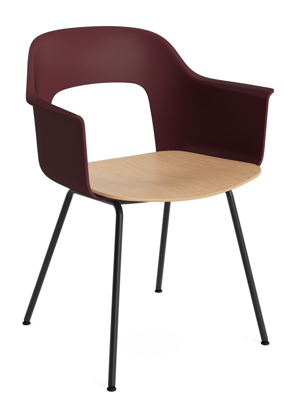 Layout Armchair 212 von Hay, Armlehnstuhl in Bordeauxrot mit hellem Holz-Sitz und schwarzem Metallgestell.