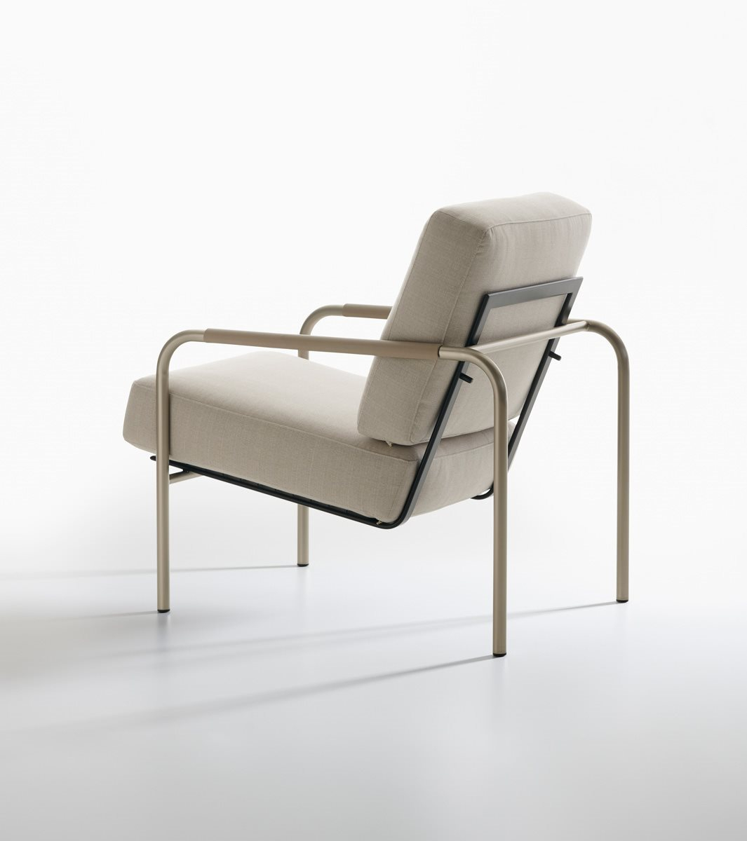 Beige Susanna Sessel von Zanotta, moderne Polsterung mit Metallgestell, Ansicht von hinten.