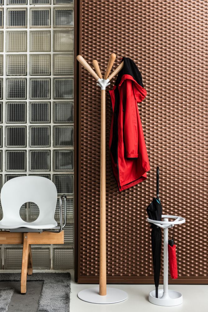 Sioux Kleiderständer: Moderner Garderobenständer aus Holz mit roter Jacke und Schirmständer.