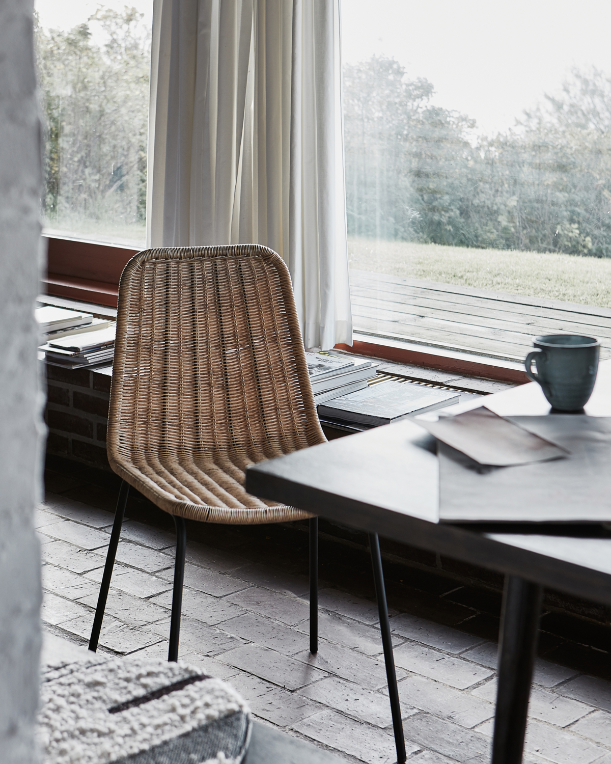HDHapur Stuhl aus Rattan von House Doctor, Indoor/Outdoor Sitzgelegenheit mit schwarzen Metallbeinen.