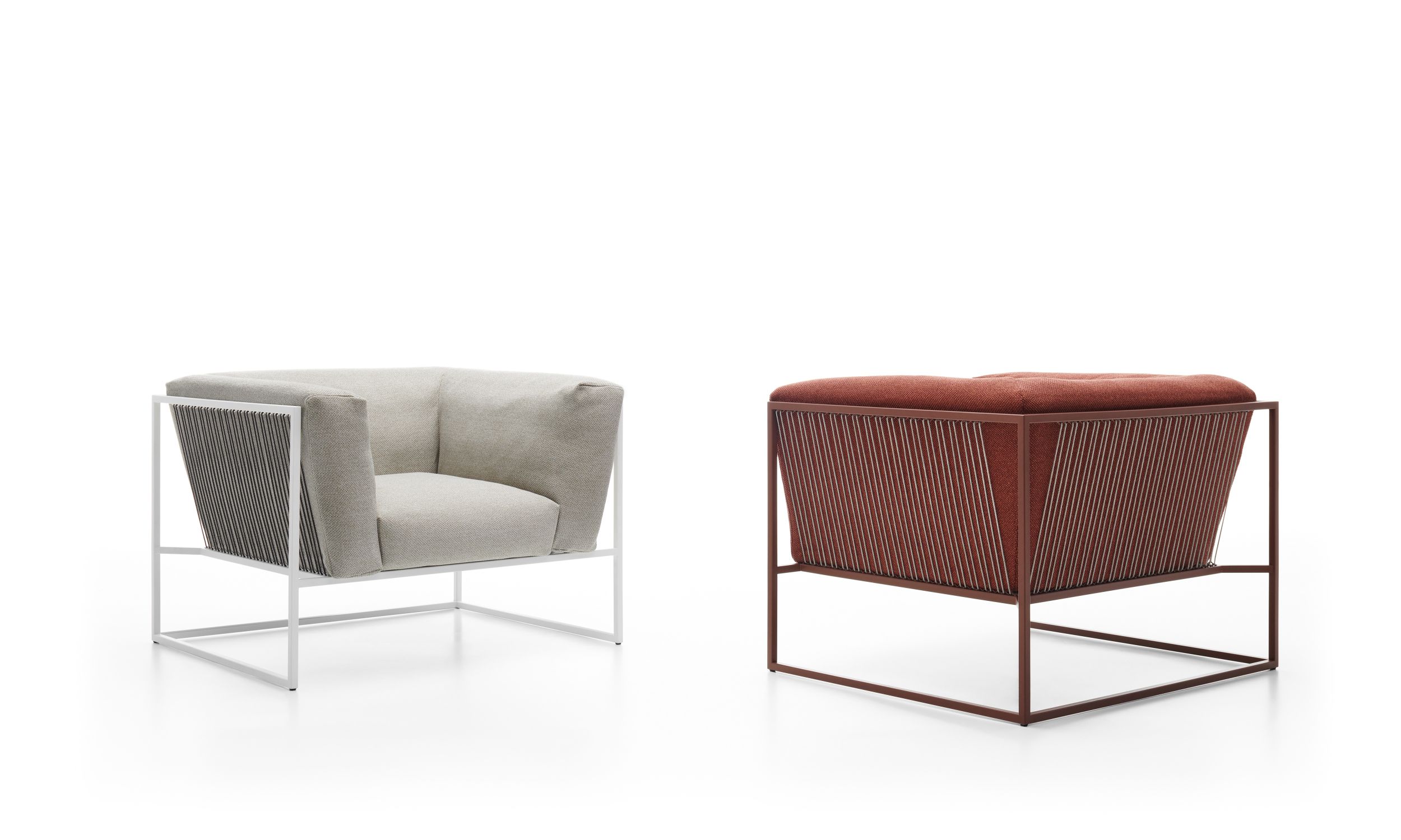Zwei Arpa Outdoor Sessel von MDF Italia in Beige und Rotbraun mit Metallgestell.