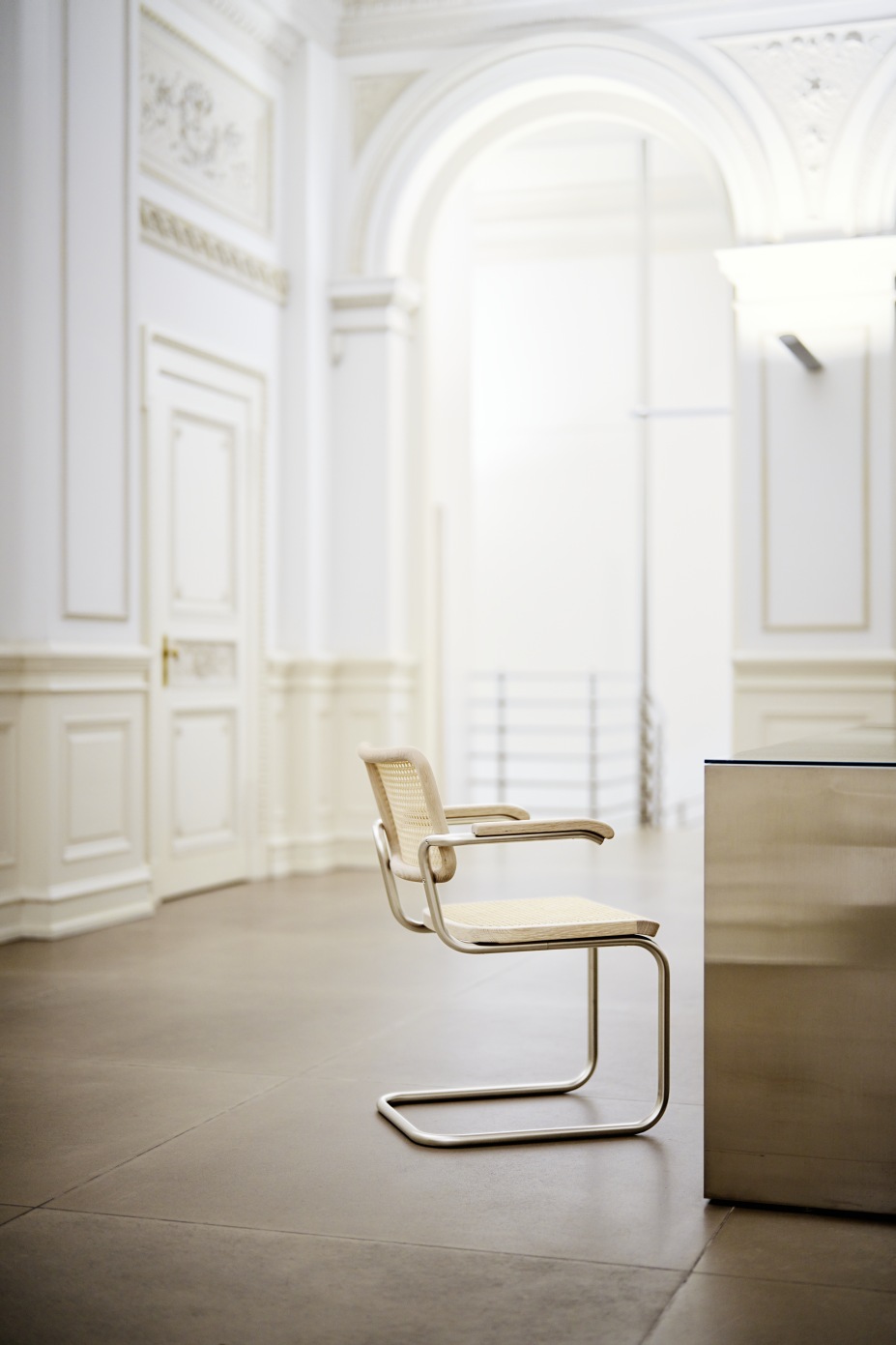 JS. Thonet S 64 P Freischwinger Stuhl mit Wiener Geflecht und Stahlrohrgestell in hellem, elegantem Ambiente.