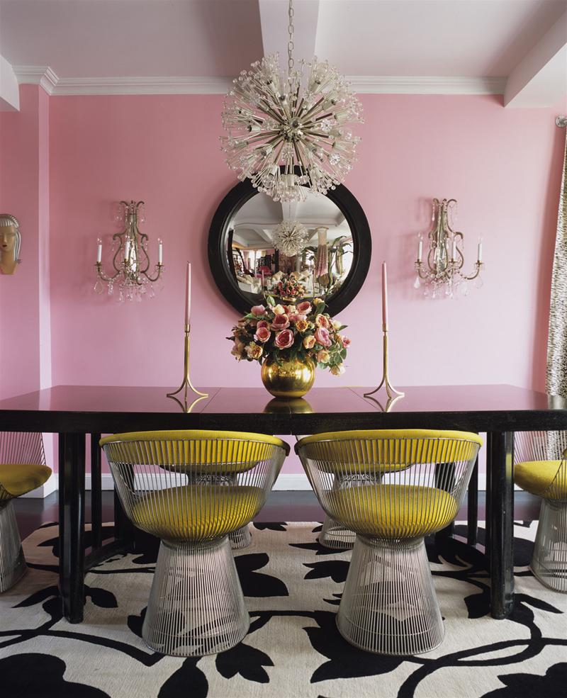 Esszimmer mit Platner Stühlen von Knoll International, schwarzem Tisch und floralem Teppich.