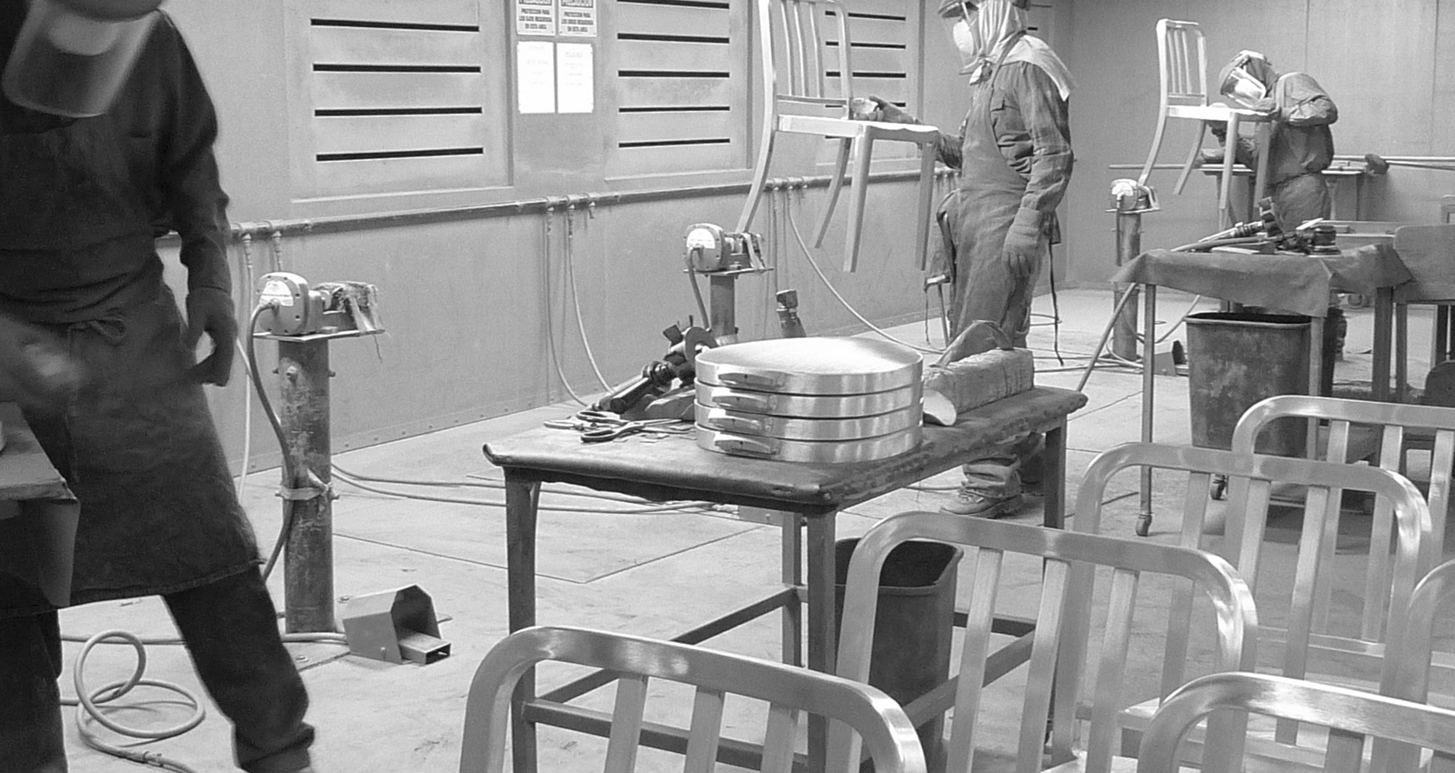 Bild einer Werkstatt mit Arbeitern, die Emeco Navy Chairs aus Aluminium polieren.