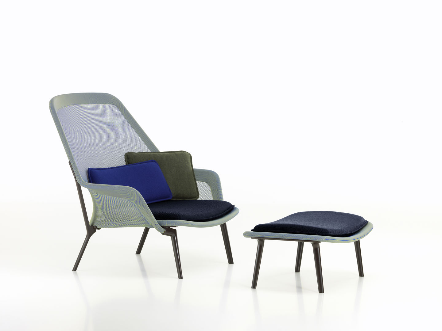 Vitra Slow Chair Sessel mit Ottoman in Grau, mit blauen und grünen Kissen.