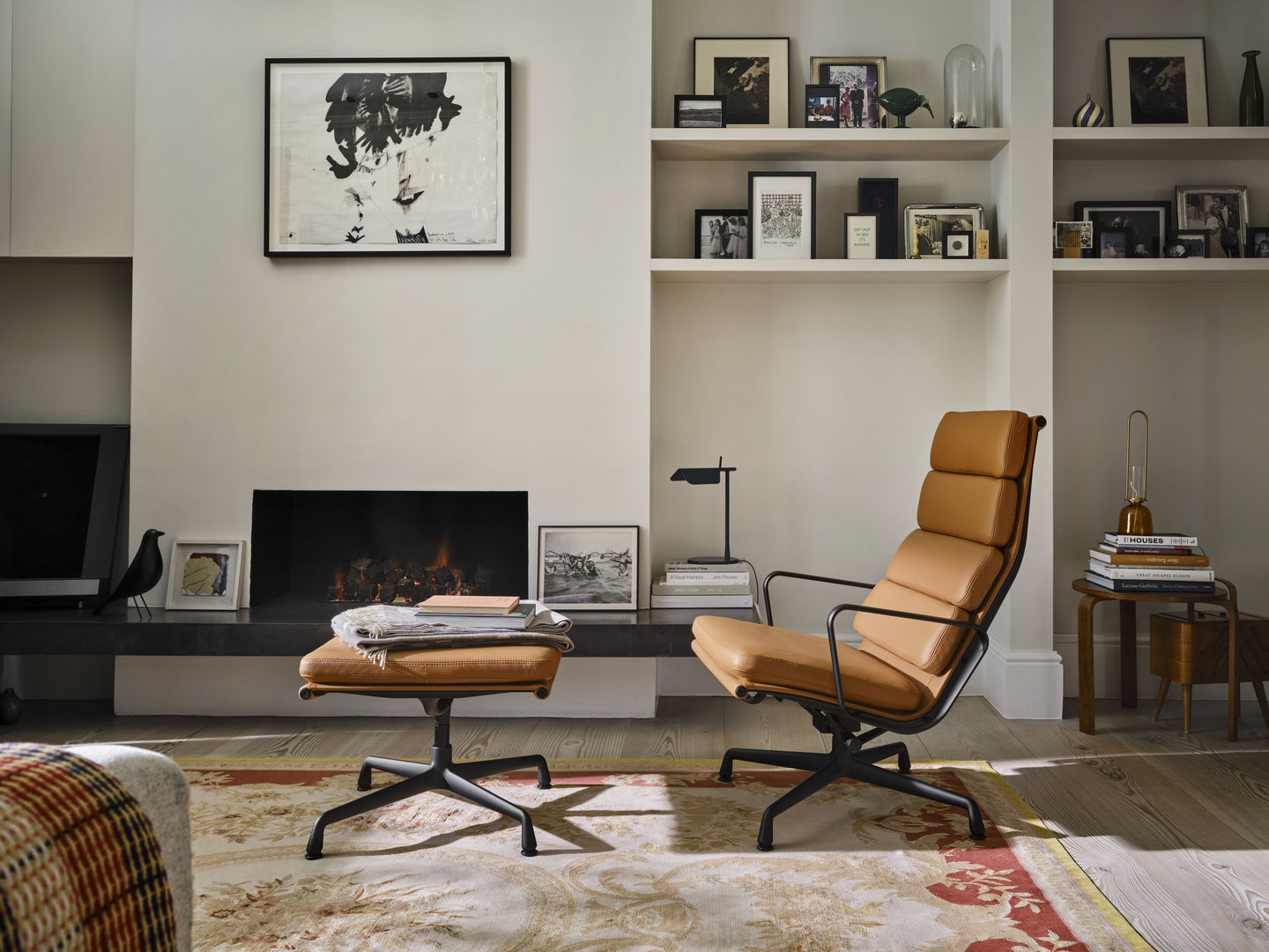 Vitra Soft Pad Chair EA222 in Cognac-Leder mit Hocker in stilvollem Wohnzimmer Ambiente.