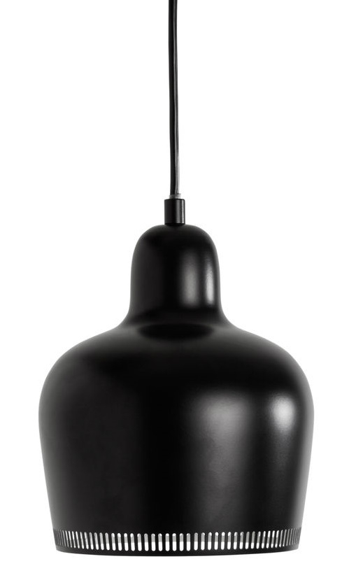 Schwarze A330S Pendelleuchte von Artek mit schlichtem Design und filigranen Details am unteren Rand.