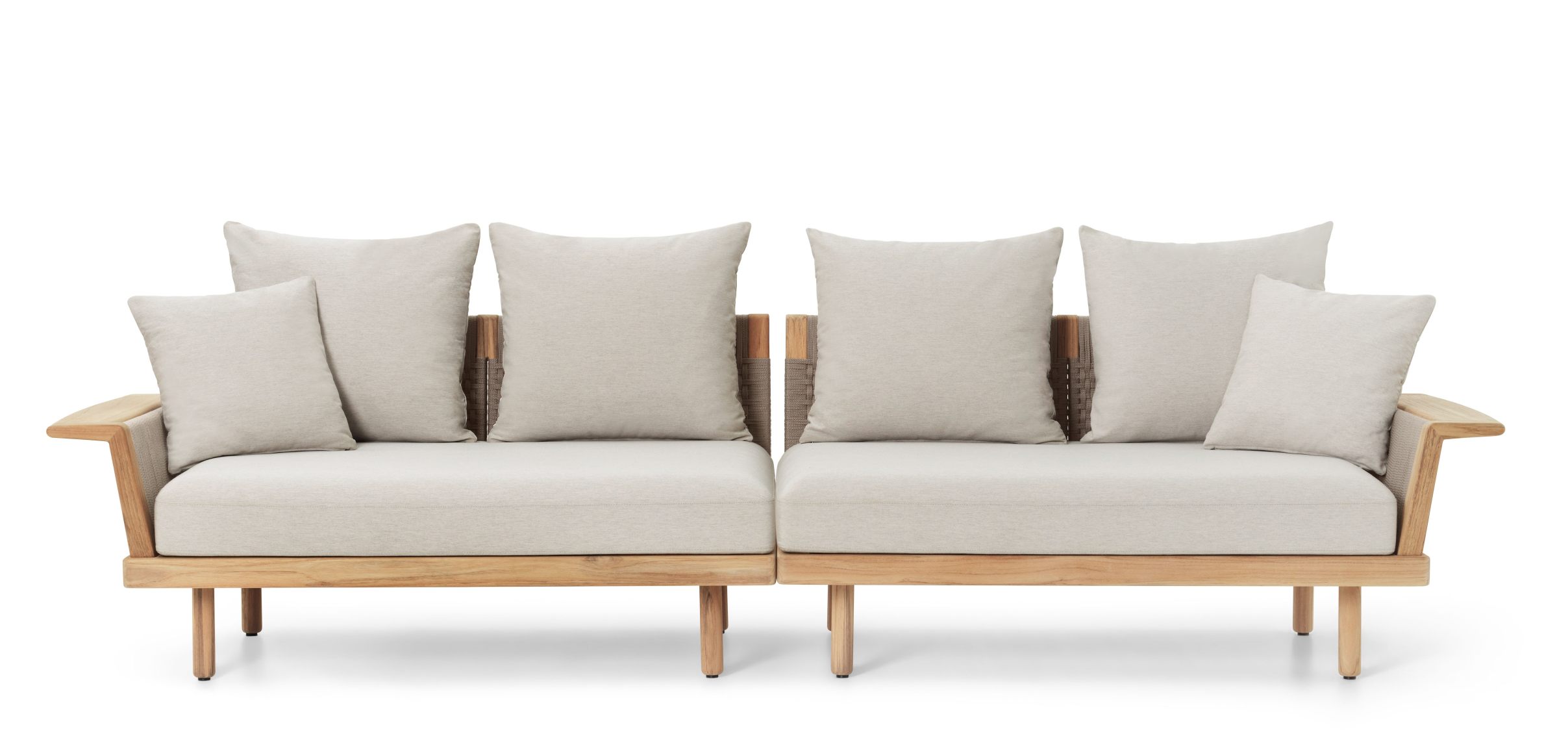 E510 Embrace Sofa Modul von Carl Hansen & Søn: Outdoor-Sofa mit Holzrahmen und Kissen.